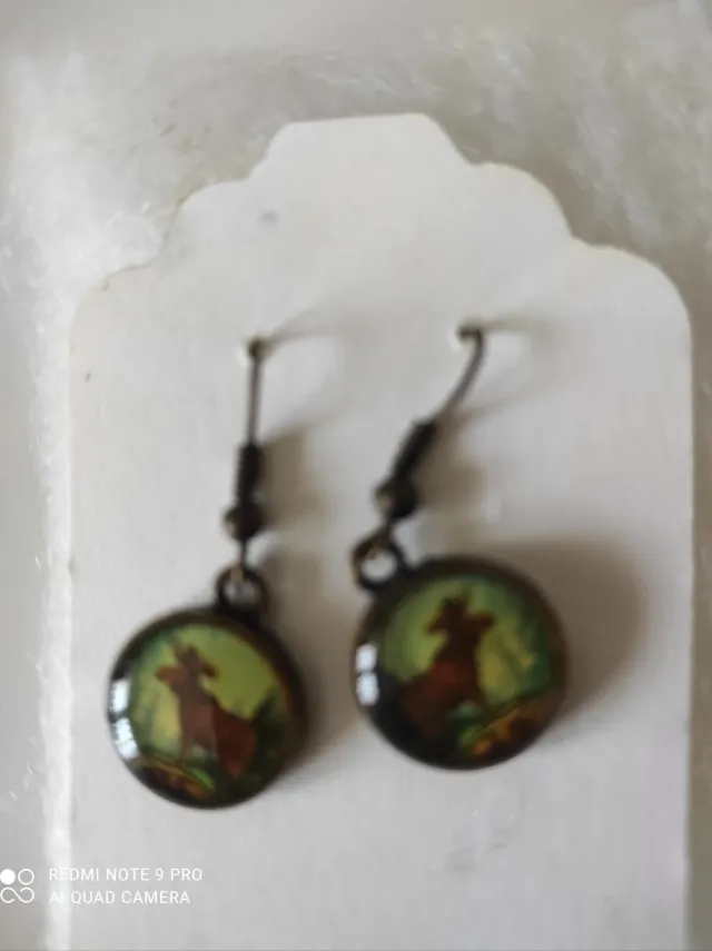 Pendientes de alce en bosque.