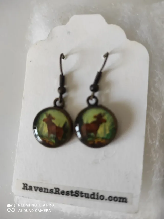 Pendientes de alce en bosque.