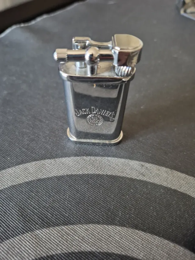 Accendini Clipper e Jack Daniel's argentati