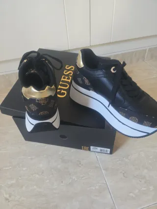 Bambas Guess negras y doradas