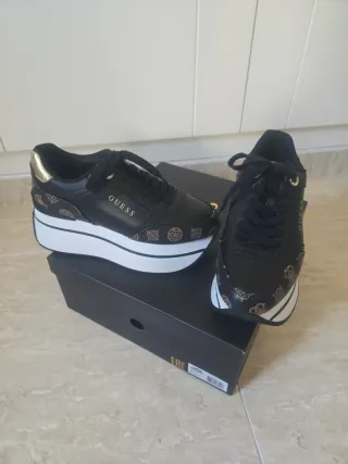 Bambas Guess negras y doradas
