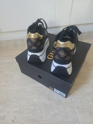 Bambas Guess negras y doradas