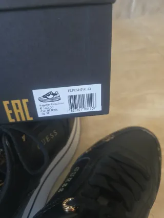 Bambas Guess negras y doradas