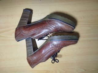 Zapatos de tacón marrones para mujer