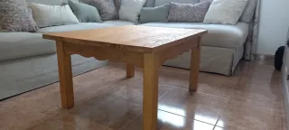 Mesa baja de centro de salón de madera.
