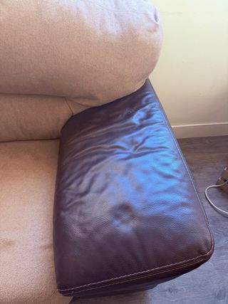 Sofá de tela y piel marrón