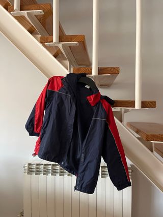 Cortavientos azul y rojo para niños