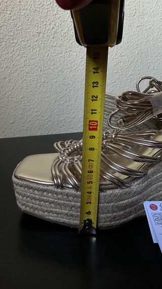 Sandalias cuña doradas