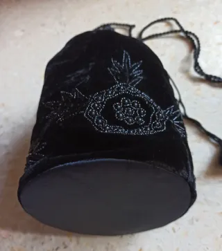 Bolso de terciopelo negro con abalorios