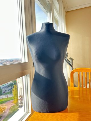 Maniquí negro para ropa mujer