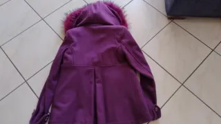 Cappottino viola con pelliccia sintetica