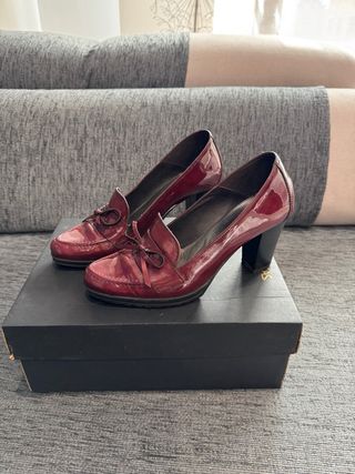 Zapatos de tacón rojos charol