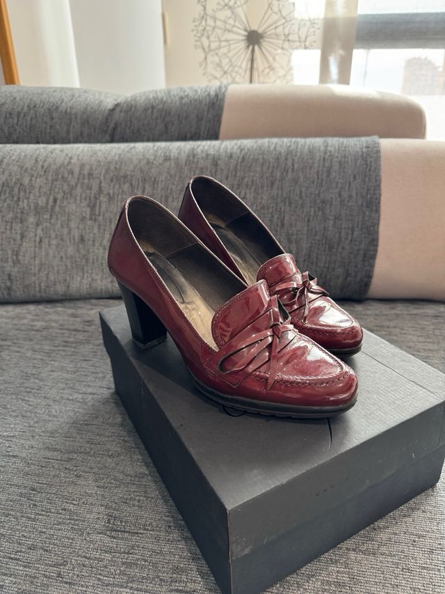 Zapatos de tacón rojos charol