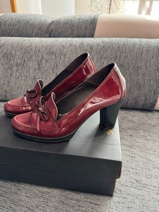 Zapatos de tacón rojos charol
