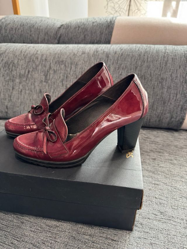 Zapatos de tacón rojos charol