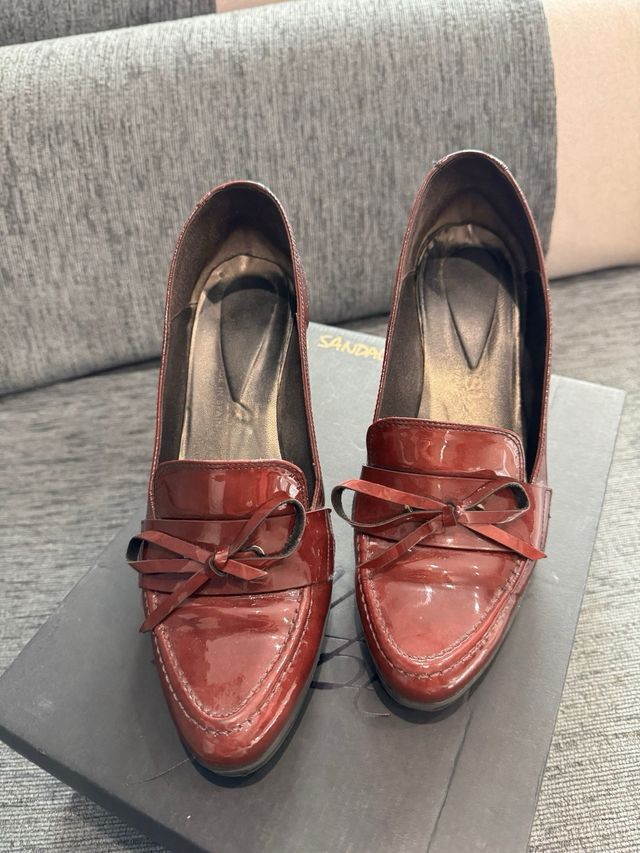 Zapatos de tacón rojos charol