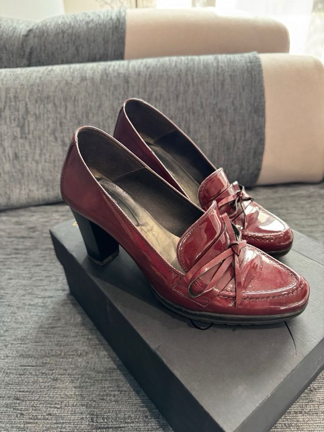 Zapatos de tacón rojos charol