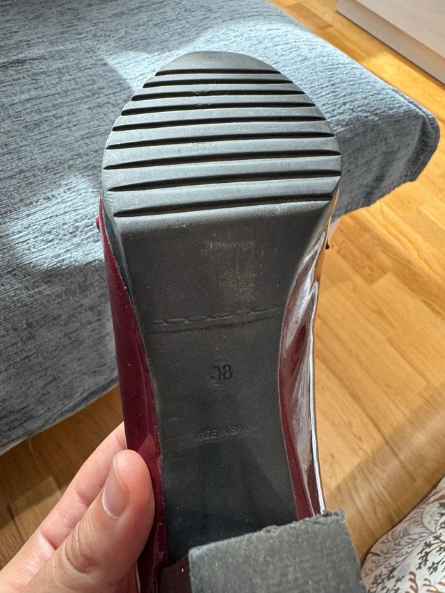 Zapatos de tacón rojos charol