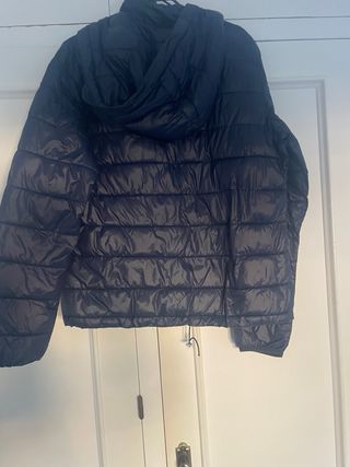 Plumas azul marino con capucha