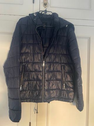 Plumas azul marino con capucha
