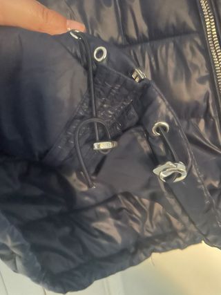 Plumas azul marino con capucha