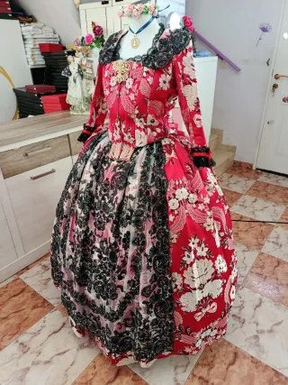 Traje de Fallera seda natural con manteletas