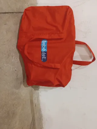 Hamaca para bebé con peluche.