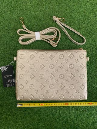 Bolso de mano dorado con estampado