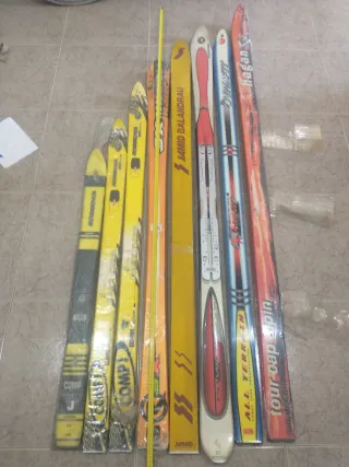 Lote de esquís vintage sin fijaciones