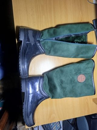 Botas altas negras y verdes con cremallera