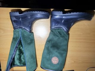 Botas altas negras y verdes con cremallera