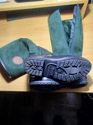 Botas altas negras y verdes con cremallera