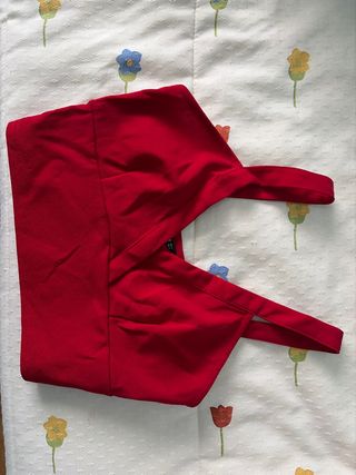 Top escote pico rojo