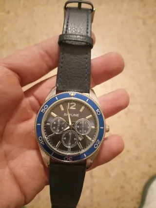 Reloj de pulsera azul marino.