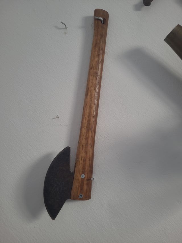 Hacha antiga de madeira e metal