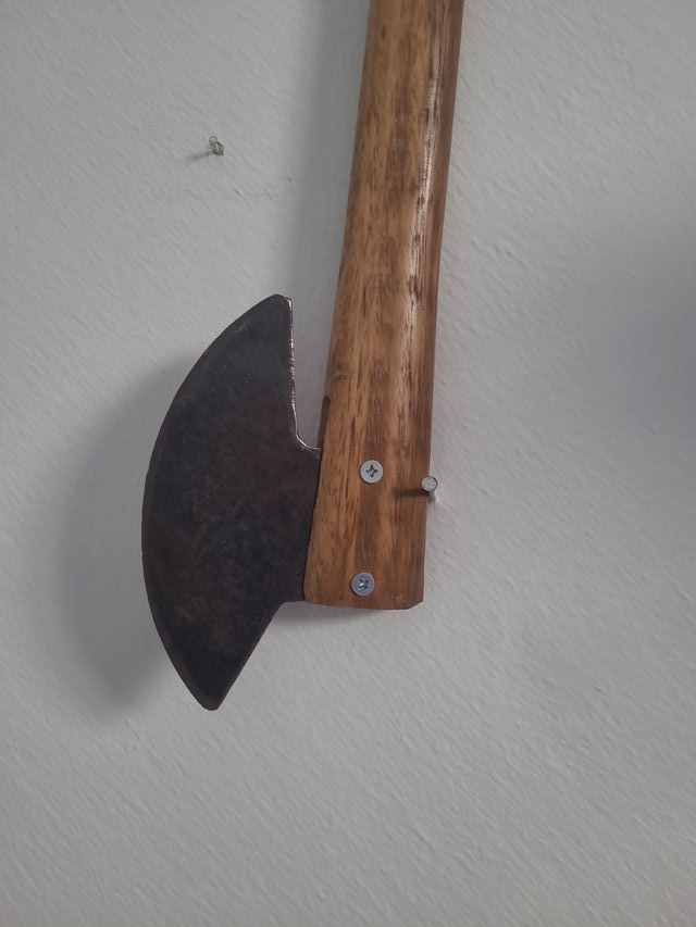 Hacha antiga de madeira e metal