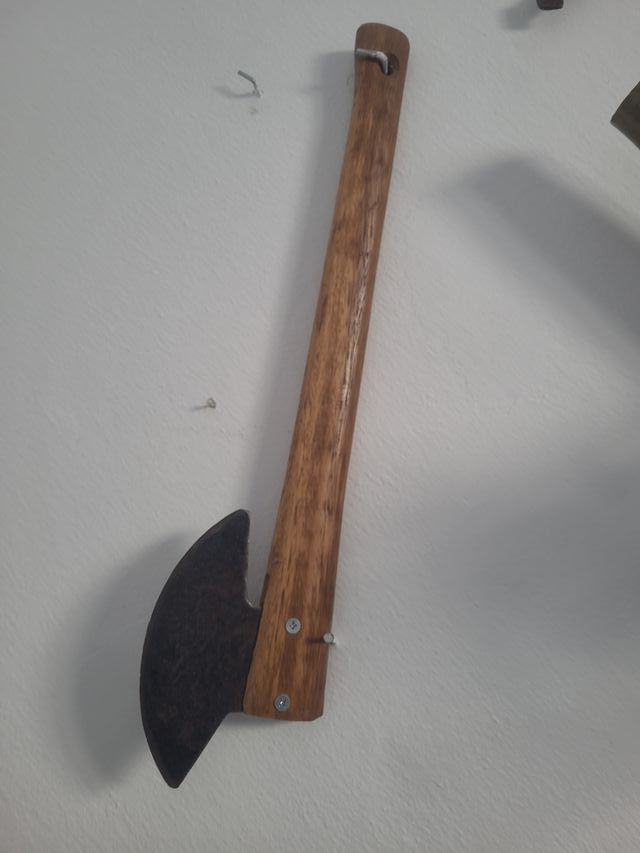 Hacha antiga de madeira e metal