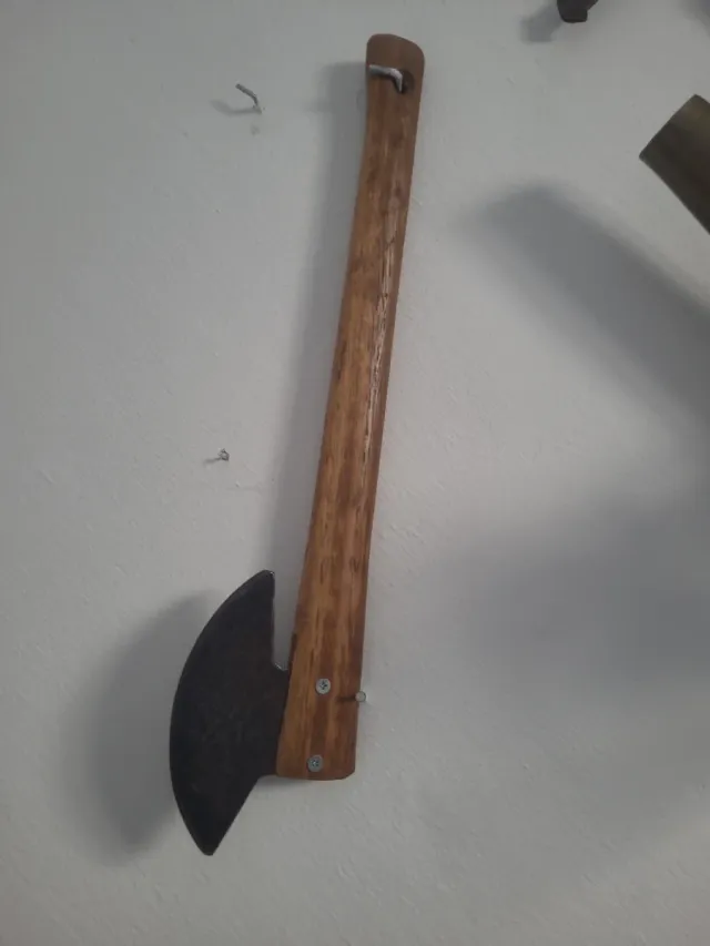 Hacha antiga de madeira e metal