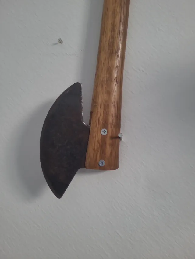 Hacha antiga de madeira e metal