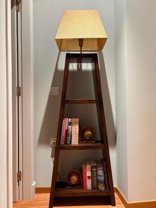 Estantería con Lámpara Integrada