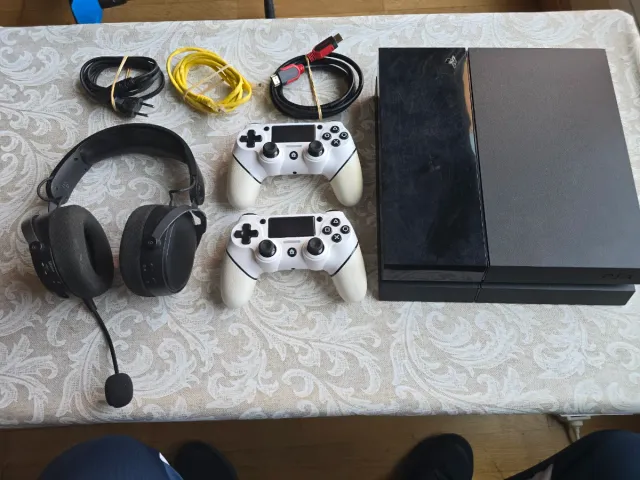 PS4 (PlayStation 4) Negra + Accesorios y Juegos