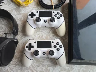 PS4 (PlayStation 4) Negra + Accesorios y Juegos