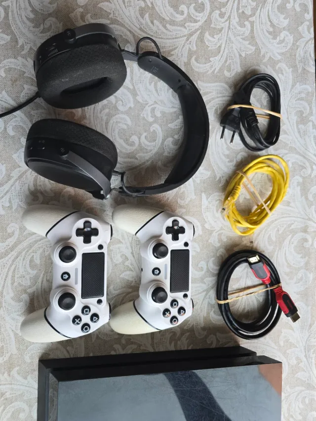 PS4 (PlayStation 4) Negra + Accesorios y Juegos