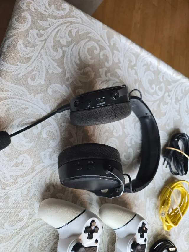 PS4 (PlayStation 4) Negra + Accesorios y Juegos