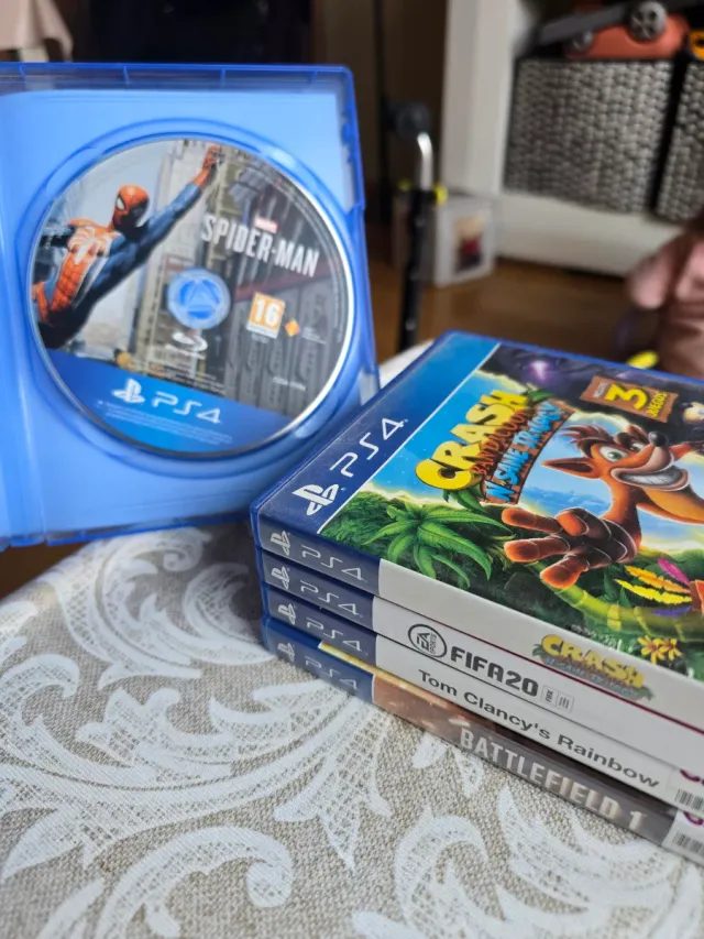 PS4 (PlayStation 4) Negra + Accesorios y Juegos