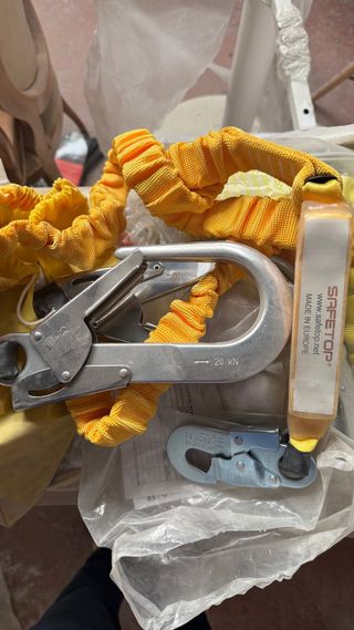 Absorbedor de energía con eslinga