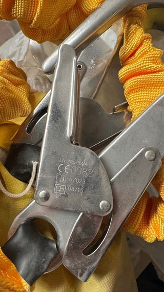 Absorbedor de energía con eslinga