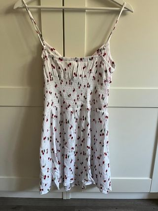 Vestido corto blanco con cerezas