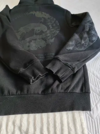 Sudadera con capucha negra