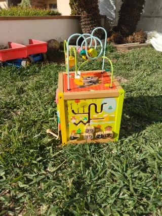Cubo de actividades de madera